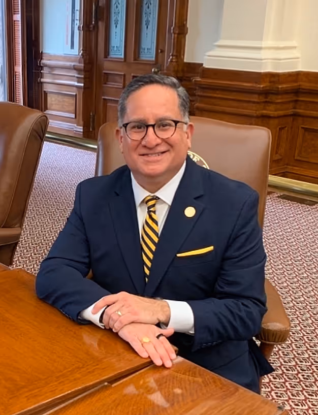 Larry Gonzales — Founder & President, Desk 138