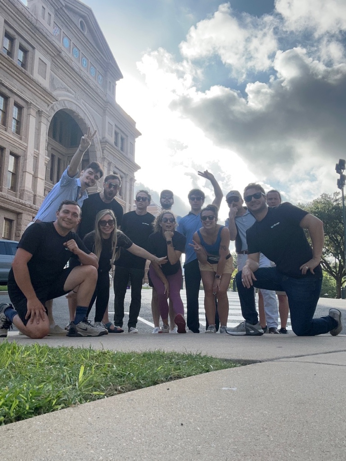 El equipo de USLege reunido afuera del Capitolio de Texas en Austin